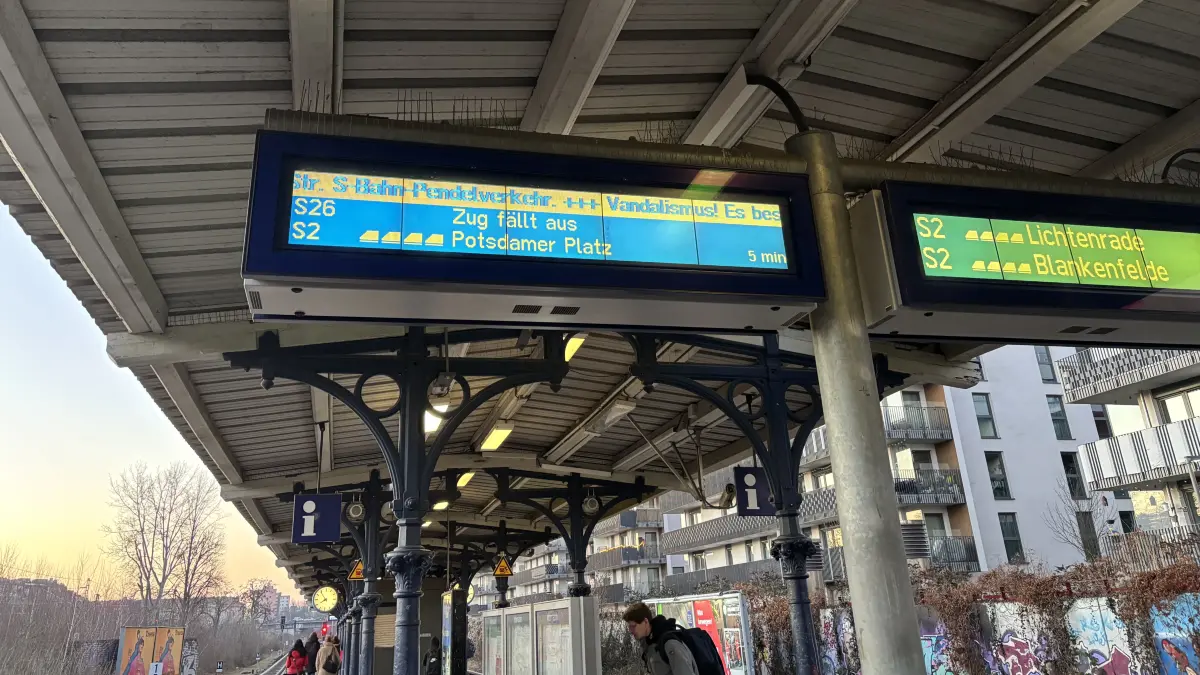 Wegen Vandalismus ist der S-Bahn-Verkehr in Berlin unterbrochen. Anzeige an der Yorckstraße in Berlin.