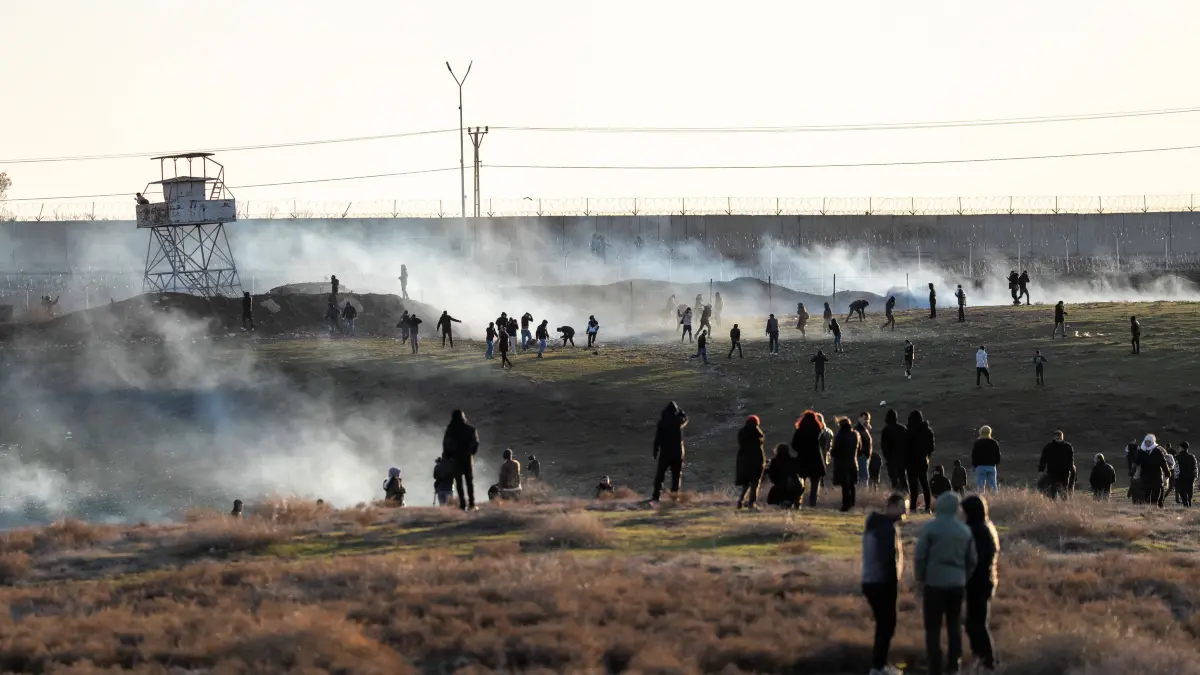 Turkey Pro-Kurds Protest at Syrian Border: Turkey Pro-Kurds Protest at Syrian Border Protesters enter the buffer zone during a demonstration near the Nusaybin border gate against an offensive of Syrian government forces against Kurdish forces in Mardin, on the Turkey-Syria border, across from the northern Syrian town of Qamishli, on January 20, 2026. Clashes erupted with security forces as protesters entered the buffer zone during the protest that was called by the pro-Kurdish Peoples Equality and Democracy DEM Party, Turkey s third-largest party. Mardin Mardin Turkey Copyright: xBilalxSeckinx