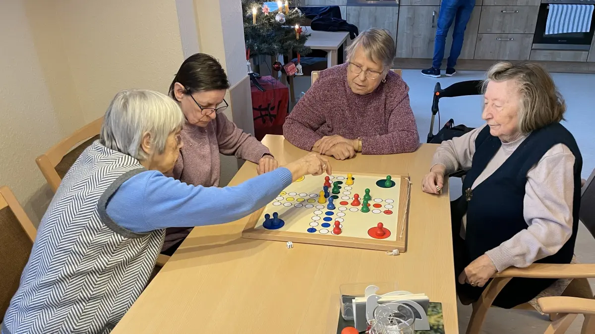 Beim Spielenachmittag in der Diakonie Wichern in Frankfurt (Oder) vertreiben sich vier Frauen - darunter Hannelore Kniestedt (2.v.r.) - mit „Mensch ärgere dich nicht“ die Zeit.
