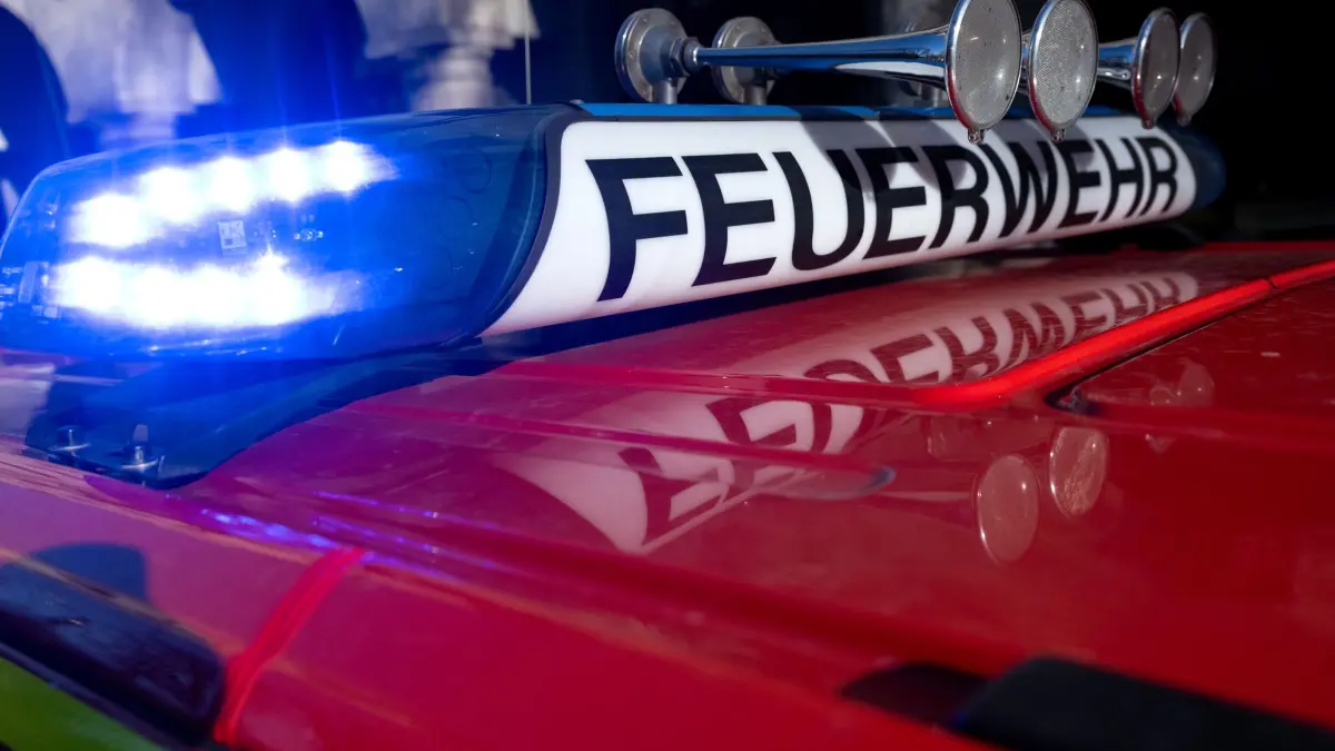 Feuerwehr Symbolbild: ARCHIV - 05.02.2024, Bayern, München: Ein Einsatzfahrzeug der Feuerwehr mit eingeschaltetem Blaulicht. (Symbolbild) (zu dpa: «Wohnungsbrand in Münster - ein Mensch in Lebensgefahr») Foto: Sven Hoppe/dpa +++ dpa-Bildfunk +++