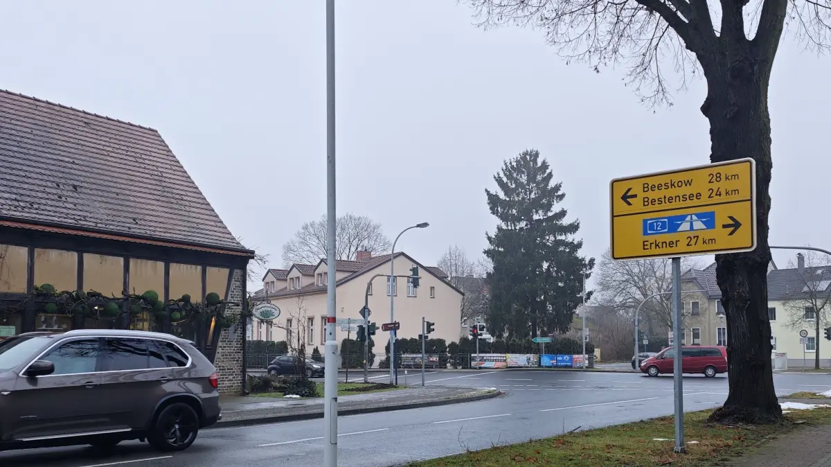 Die Kreuzung Reichenwalder Straße und Burgstraße in Storkow: Dort kann es im Sommer zu Beeinträchtigungen für Pendler kommen.