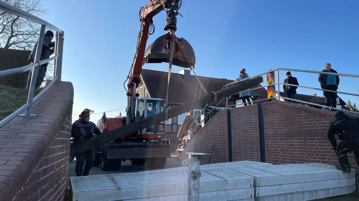 Deichschart Zollbrücke wird geschlossen: Ab 13 Uhr haben am Dienstag (20. Januar) Mitarbeiter des Deichverbandes die Dämmbohlen in die Scharte busiert.