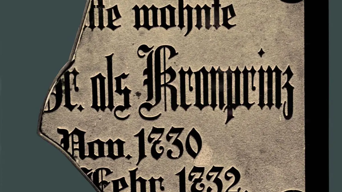 Fragment einer Tafel: 2011 entbrannte ein Streit zwischen einem Letschiner Preußen-Fan und dem neu gegründeten Festungsmuseum Küstrins um dieses Relikt.