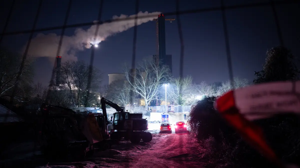 Ein Bauzaun steht an der Brandstelle einer Kabelbrücke vor dem Kraftwerk Lichterfelde am Teltowkanal. Ein Brandanschlag hatte für Tage tausende Haushalte von der Stromversorgung abgeschnitten. Wie ist Brandenburg auf solches Szenario vorbereitet? (Archivbild)