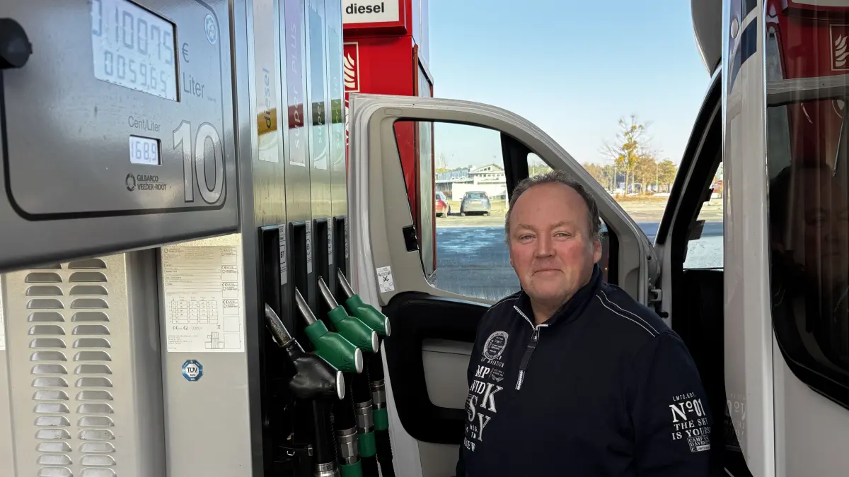Zwischenstopp auf dem Weg zur Ostsee: Olaf Dobberstein aus Stralsund tankt an der Tank- und rastanlage "Stolper Heide" an der A111. Er hat auf einen Umweg zu einer günstigeren Tankstelle in Hohen Neuendorf verzichtet.