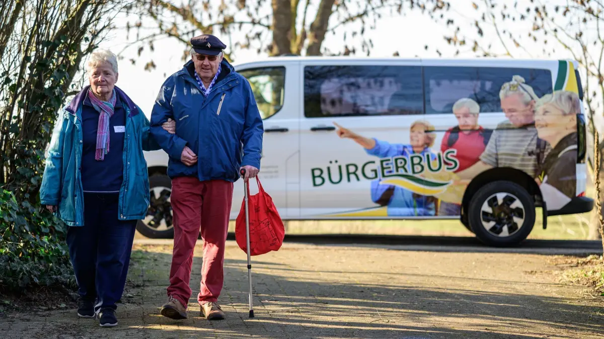Bürgerbusse vernetzen Gemeinden - attraktiv für Senioren: 20.01.2026, Niedersachsen, Over: Elke Schubert (l), ehrenamtliche Fahrerin vom Bürgerbus, begleitet Günter Thonfeld (CDU), Ortsbürgermeister von Over, Bullenhausen und Groß-Moor nach Hause. Auf dem Land sind viele Menschen ohne Auto aufgeschmissen. Bürgerbusse füllen in einigen Gemeinden die Lücken im Verkehrsnetz. (zu dpa: «Bürgerbusse vernetzen Gemeinden - attraktiv für Senioren») Foto: Philipp Schulze/dpa +++ dpa-Bildfunk +++