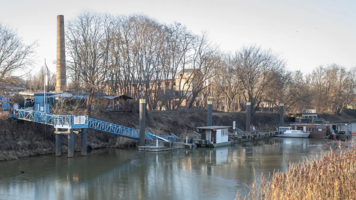 Die Marina Winterhafen im Winterschlaf: Trotzdem geht es zwischen dem Betreiber Jens Kroll und der Stadt heiß her. Es geht um den verworfenen Ausbau des Campingplatzes. Was die Gründe sind.