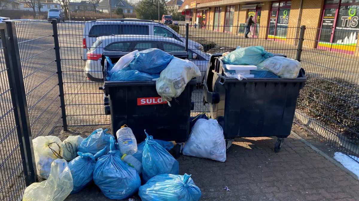 Müll über Müll: Am 13. Januar 2025 ist die Entsorgung von Restmüll in Brieskow-Finkenheerd ersatzlos wegen Glatteis entfallen. Das nächste Mal werden die Container in dieser Gemeinde erst am 16. Februar 2026 entleert, das trifft auch auf die Papiertonnen zu.
