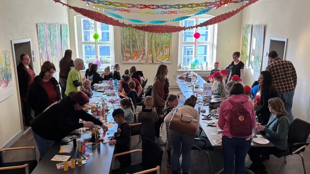 Kinderneujahrsempfang in Angermünde: Das ganze Rathaus wurde zu einem Tummelplatz für Kinder mit Spiel- und Bastelangeboten.
