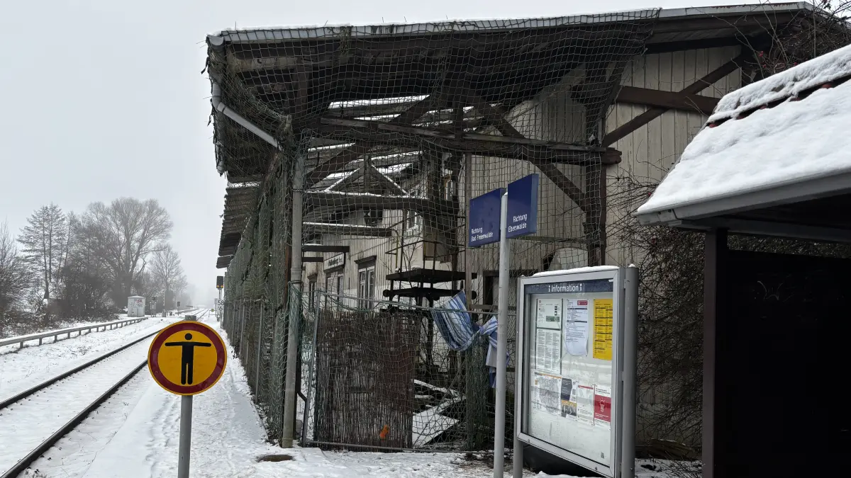 Desolat: Das mit einem Bauzaun geschützte Vordach und der deshalb gesperrte Bahnsteig in Falkenberg. Das soll sich bald ändern.