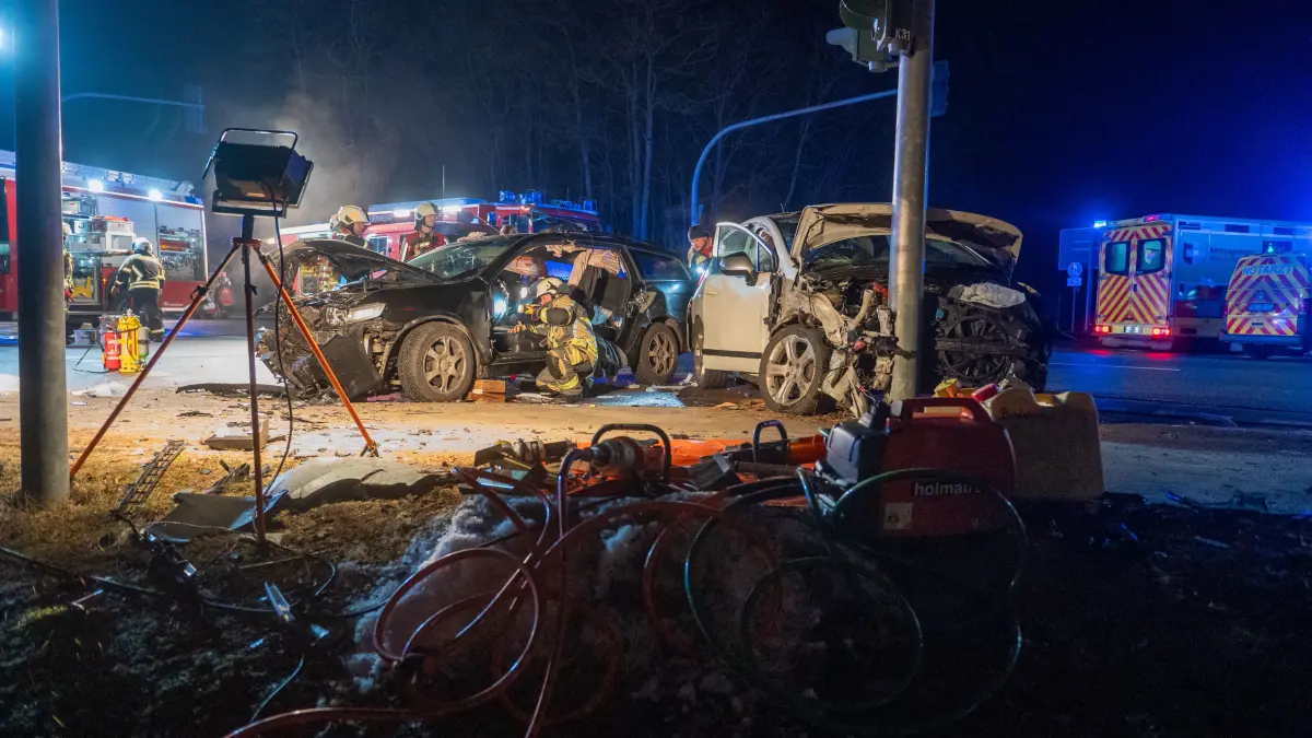 Schwerer Unfall auf der Bundesstraße B1/B5 in Rüdersdorf: Auf einer Kreuzung im Ortsteil Lichtenow sind vier Menschen zum Teil schwer verletzt worden, nachdem zwei Autos zusammengeprallt sind.