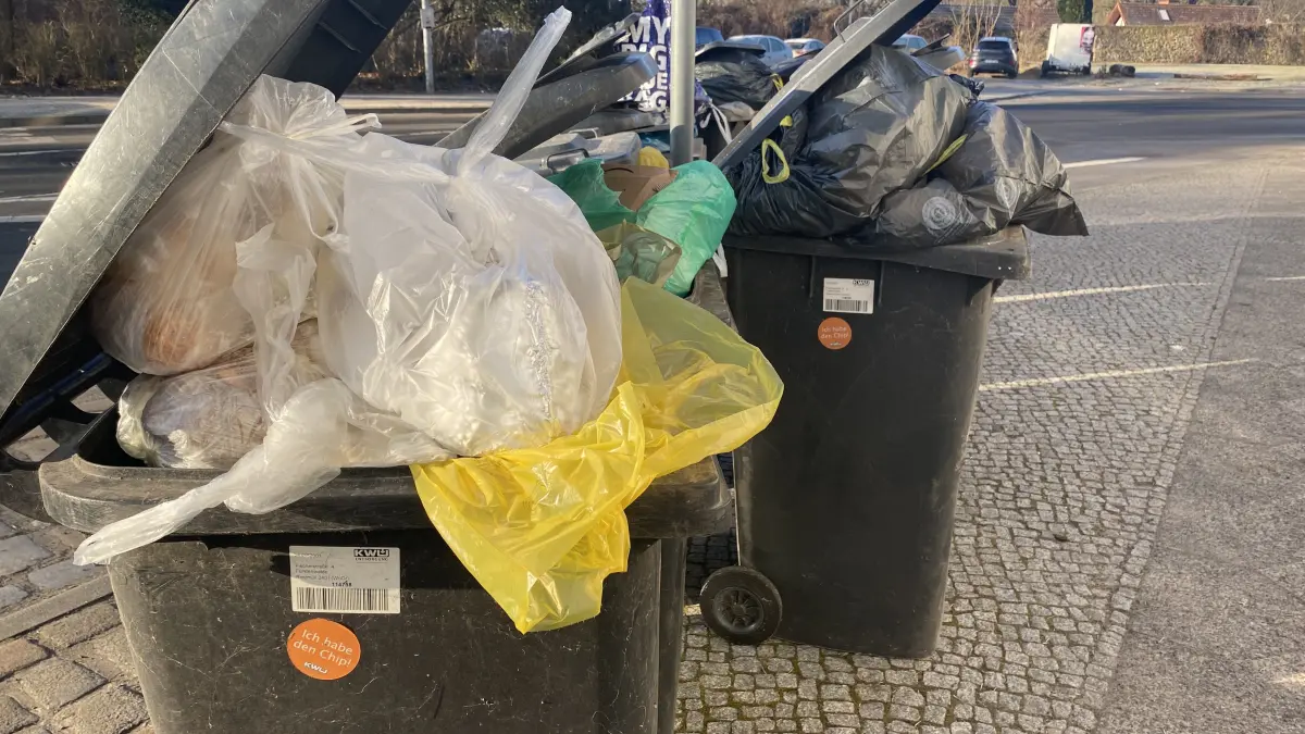 Überfüllte Mülltonnen in Fürstenwalde: Dieses Bild bietet sich nach den ausgefallenen Entsorgungstouren an mehr als einer Stelle.