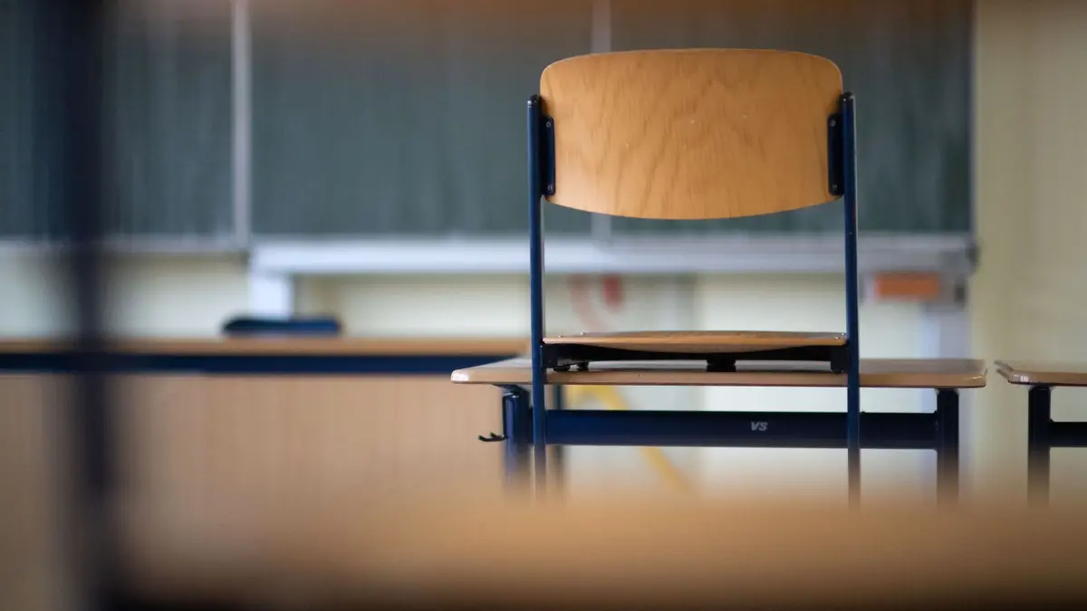 Thüringen will Strafe für rechtsextreme Zeichen an Schulen: ARCHIV - 24.01.2020, Thüringen, Sinsheim: Ein Stuhl steht in einem Klassenzimmer einer Realschule auf einem Tisch. (Symbolbild) (zu dpa: «Thüringen für Bestrafung rechtsextremer Zeichen in Schulen») Foto: Marijan Murat/dpa +++ dpa-Bildfunk +++