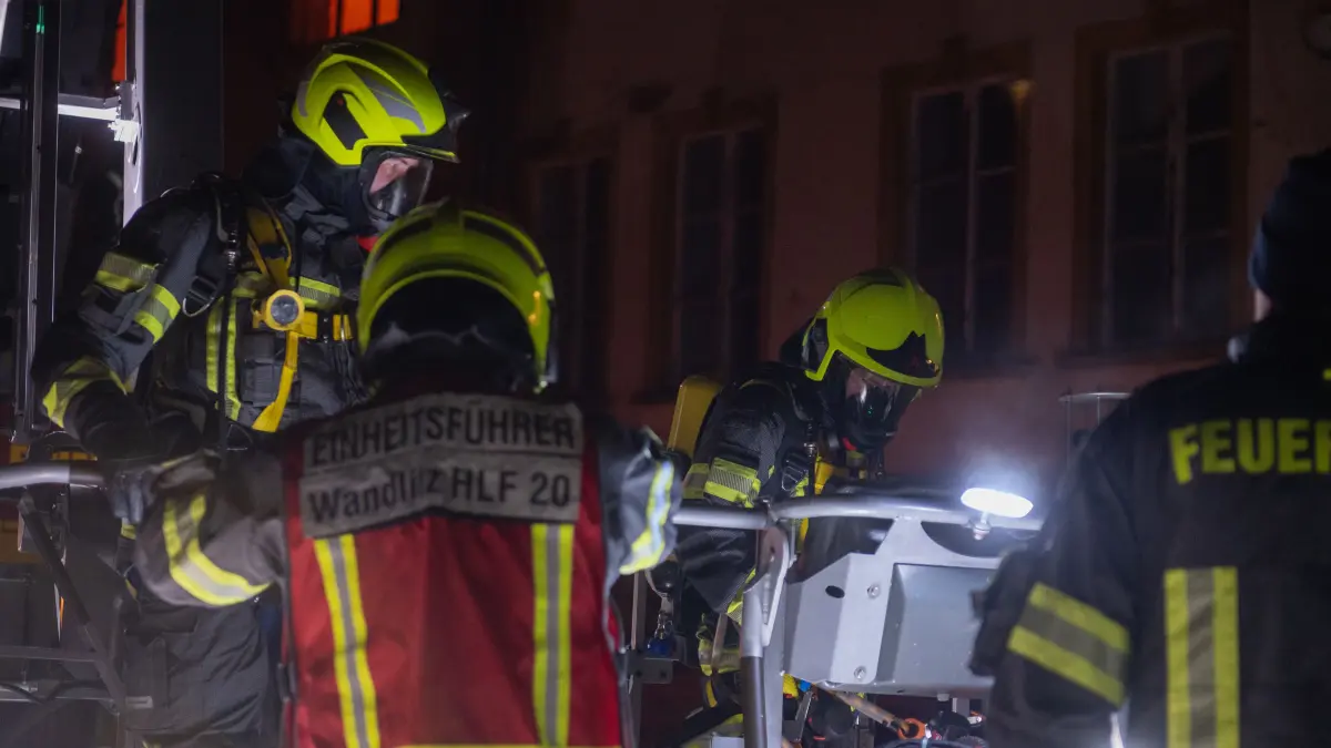 Rund 80 Einsatzkräfte sind die gesamte Nacht über im Einsatz gewesen, um ein Übergreifen der Flammen auf weitere Gebäudeteile zu verhindern.