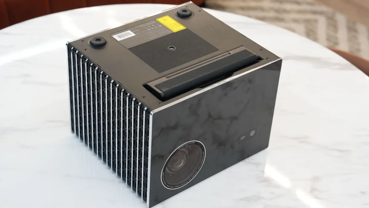 Valerion VisionMaster Max. Verstellbare Standfüße und Anschlussgewinde für Stativ.