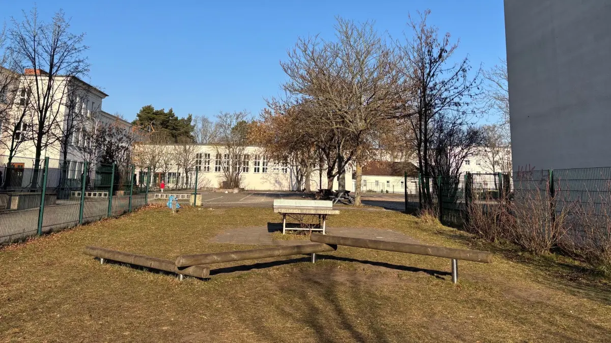 Kaum noch Spielmöglichkeiten für die Schulkinder auf dem Hof