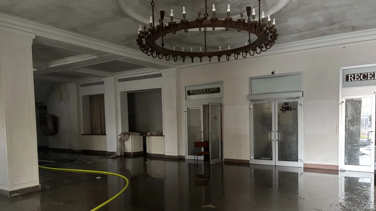 In der Eingangshalle vom Haus Berlin steht das Löschwasser auf dem Boden.