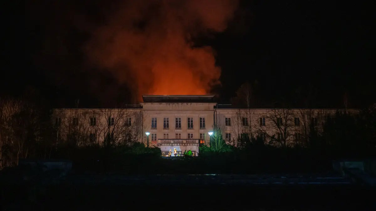 Flammen schlagen aus dem "Haus Berlin" auf dem Areal der ehemaligen Waldschule am Bogensee.