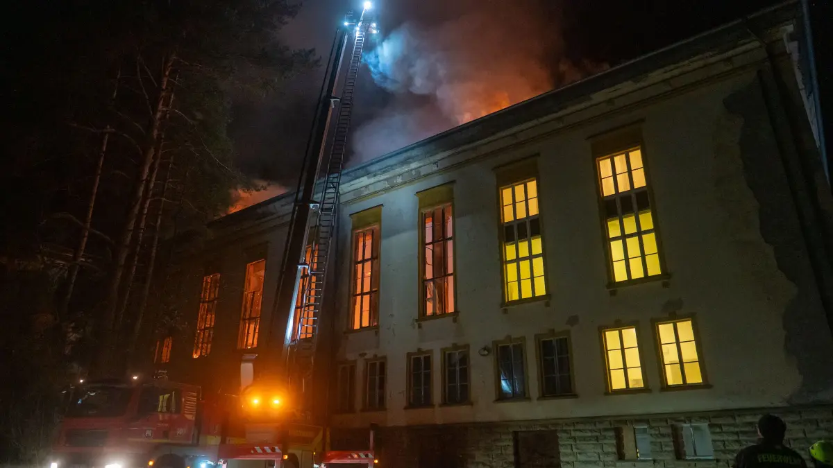 Zum Einsatz kam auch ein spezielles Hubrettungsfahrzeug aus Bernau.
