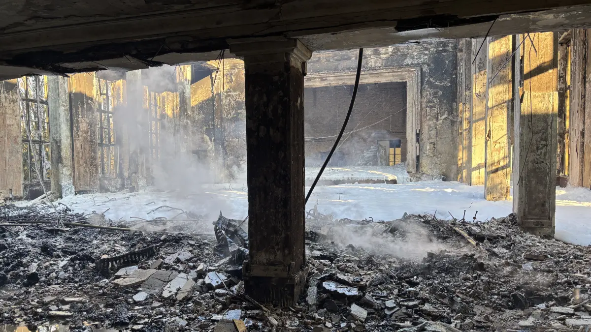 Das 1954 errichtete Lektionsgebäude, genannt „Haus Berlin“, war einst das Herz der unter Planung der Architekten Hermann Henselmann und Kurt Liebknecht ab 1951 entworfenen schlossähnlichen Anlage.