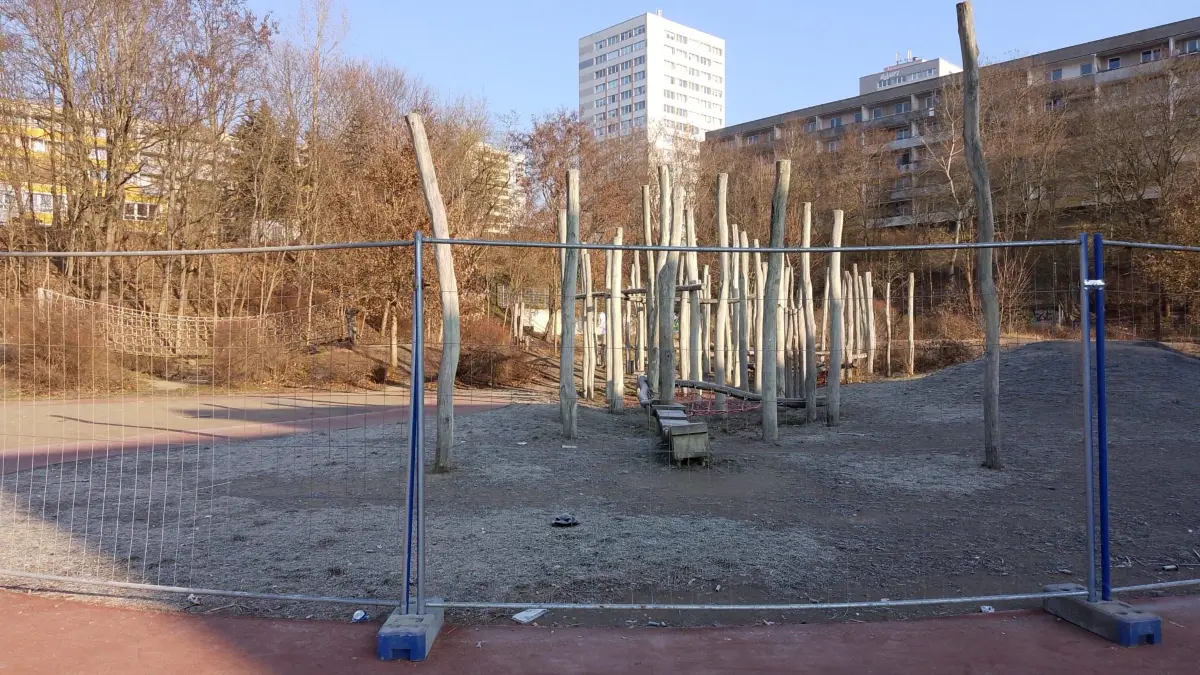 Der Spielplatz auf dem Pausenhof der Grundschule am Botanischen Garten ist gesperrt. Grund sind die porösen Spielgeräte aus Holz. Wie es jetzt weitergeht.