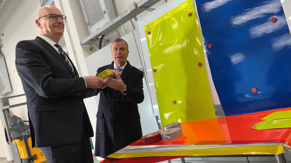Orafol in Oranienburg, Ministerpräsident Dietmar Woidke besucht Folienhersteller, Rundgang mit Geschäftsführer Holger Loclair am 22.01.2026 - positives Signal, Giga-Halle 10 in Betrieb, Halle 14 wird gebaut - zuvor über Jahre Probleme mit Baugenehmigungen und Verfahren, offenbar jetzt Harmonie zwischen Unternehmen und Landesregierung