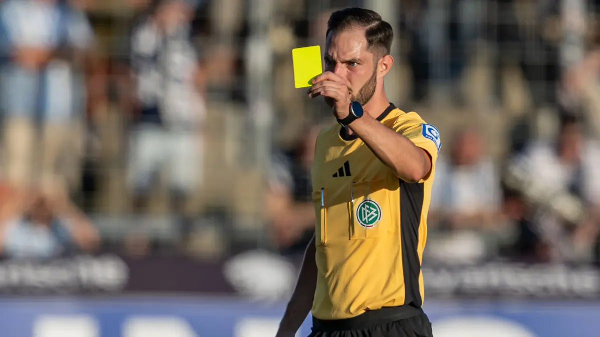 Christian Ballweg (Schiedsrichter) zeigt einem Spieler die gelbe Karte
GER, TSV 1860 Muenchen vs. TSG Hoffenheim II U23, Fussball, 3. Bundesliga, 7. Spieltag, Saison 2025/2026, 20.09.2025.
(DFL DFB REGULATIONS PROHIBIT ANY USE OF PHOTOGRAPHS as IMAGE SEQUENCES and or QUASI-VIDEO).
Foto: Eibner-Pressefoto/Heike Feiner