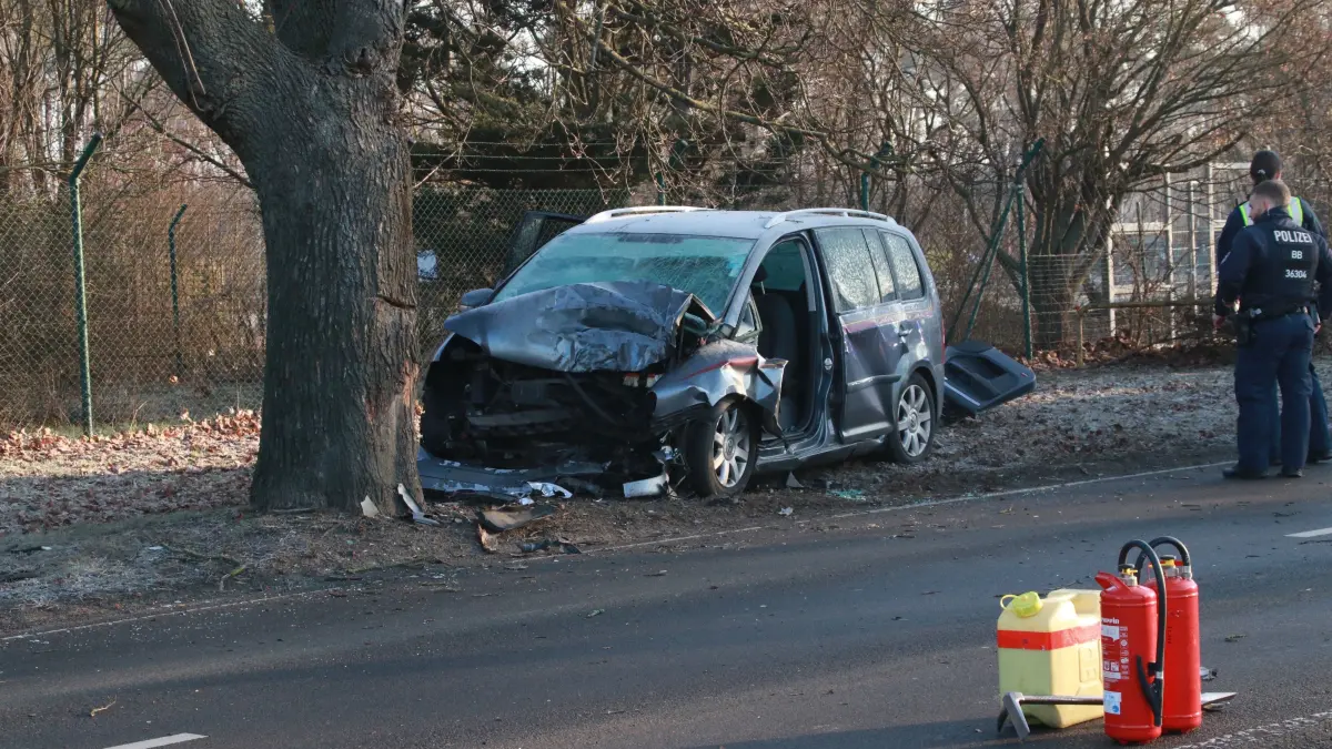 Tödlicher Crash im Barnim: Die Unfallstelle liegt an der Verbindungsstraße zwischen Ahrensfelde und Lindenberg.