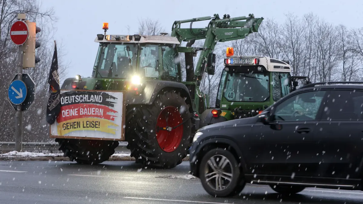Landwirte protestieren gegen das geplante Mercosur-Abkommen - mit ihren Traktoren blockieren sie an der Autobahn-Anschlussstelle Brinkum die Auffahrt zur Autobahn 1 in Fahrtrichtung Hamburg. +++ dpa-Bildfunk +++