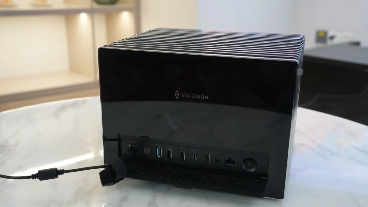 Valerion VisionMaster Max. Anschlüsse satt, sowohl per Kabel als auch via Funksignal.