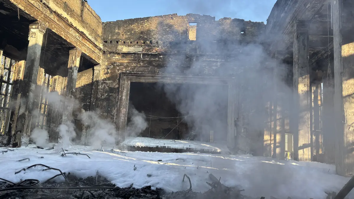 Das ganze Ausmaß des Schreckens: Der ehemalige Lektionssaal liegt in Schutt und Asche. Das Dach ist komplett eingestürzt.