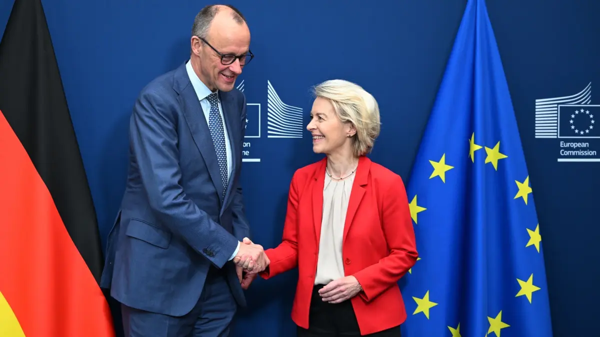 EU-Gipfel in Brüssel: 22.01.2026, Belgien, Brüssel: Die Präsidentin der Europäischen Kommission Ursula von der Leyen begrüßt den deutschen Bundeskanzler Friedrich Merz (CDU) vor einem Treffen am EU-Hauptsitz. Foto: Harry Nakos/AP/dpa +++ dpa-Bildfunk +++