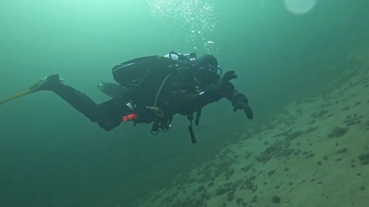 Das Tauchen im Winter im Werbellinsee erfordert eine gute Ausrüstung, exakte Planung und viel Erfahrung. Der Taucher Matthias Kopp am Dornbusch.