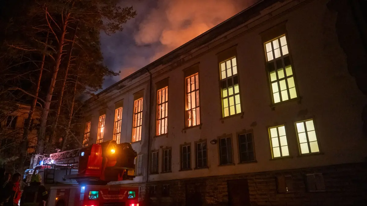 Der große Saal steht lichterloh in Flammen.