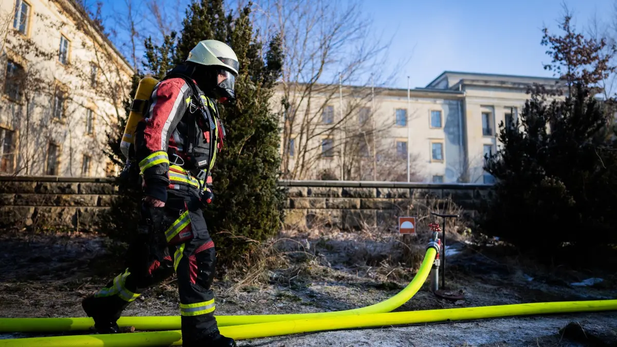 Brand auf Bogensee-Areal in Wandlitz: 22.01.2026, Brandenburg, Wandlitz: Kräfte der Feuerwehr sind bei einem Brand auf dem Bogensee-Areal, mit der ehemaligen Villa von NS-Propagandaminister J. Goebbels, im Einsatz. Nach bisherigen Erkenntnissen der Polizei kam bei dem Feuer in einem Gebäude auf dem Areal niemand zu Schaden. Die Polizei habe ein Ermittlungsverfahren eingeleitet und habe erste Zeugen identifizieren können. Foto: Christoph Soeder/dpa +++ dpa-Bildfunk +++