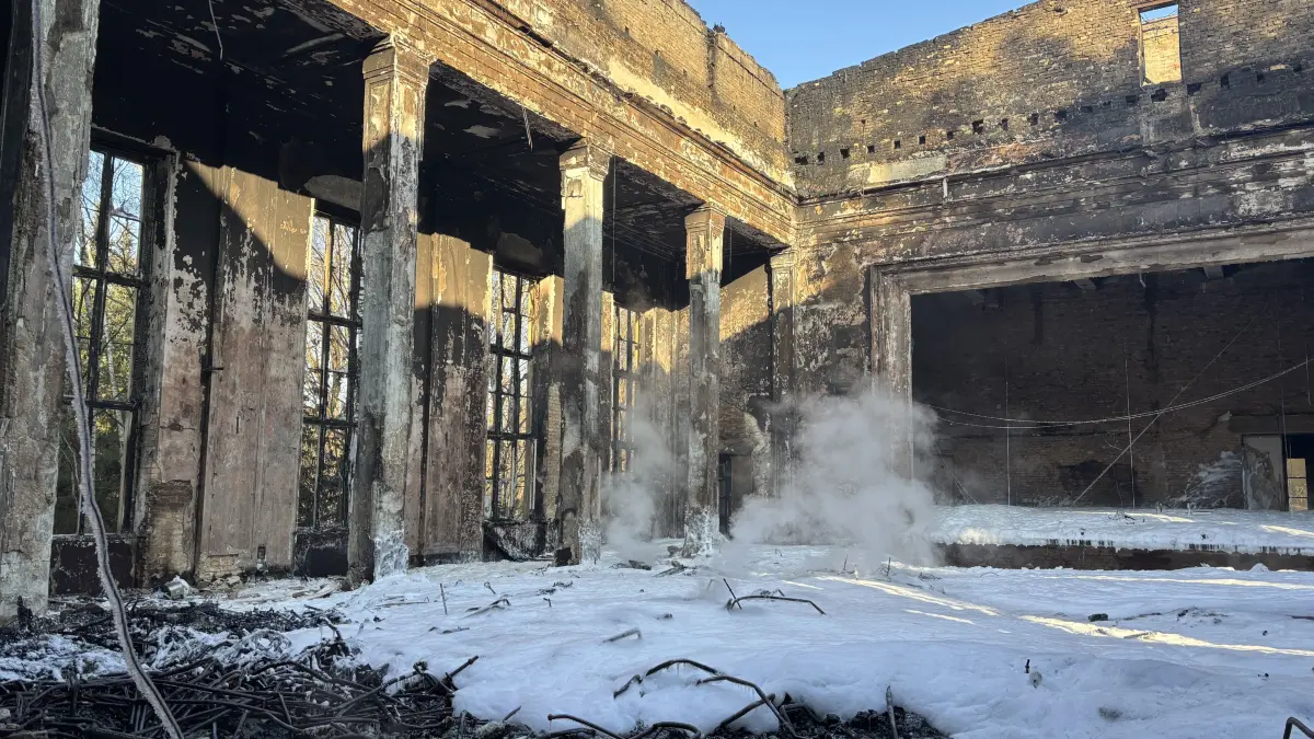 Alles zerstört: Bestuhlung, Bühne – nichts ist mehr übrig vom Großen Saal der ehemaligen Jugendhochschule der Freien Deutschen Jugend (FDJ) am Bogensee