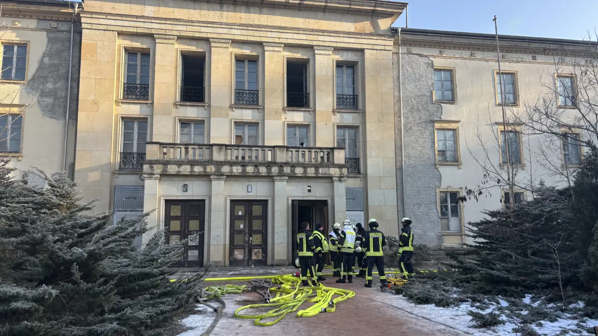Am Morgen danach: Von dem Inferno, das sich in dieser Nacht hier abgespielt hat, ist beim Anblick der Vorderseite kaum etwas zu erkennen.