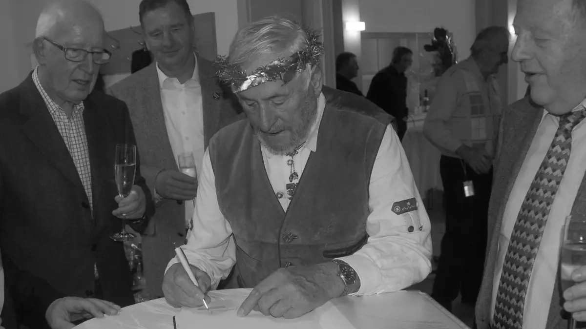 (ohne Überschrift): Erscheinungsdatum 3.11.2017: Joachim "Cäsar"Schmidt (Mitte) trägt sich am 2..11.2017 anlässlich seines 80.Geburtsdages im Dorfgemeinschaftszentrum Altranft ins Goldene Buch der Stadt Bad Freienwalde ein: von links Bürgermeister Ralf Lehmann (parteilos), CDU-Franktionschef HannoHemm, Armin Viert, Vorsitzender des Fördervereins Kustadthandball sowie Stadtverordnetenvorsteher Jörg Grundmann (linke).