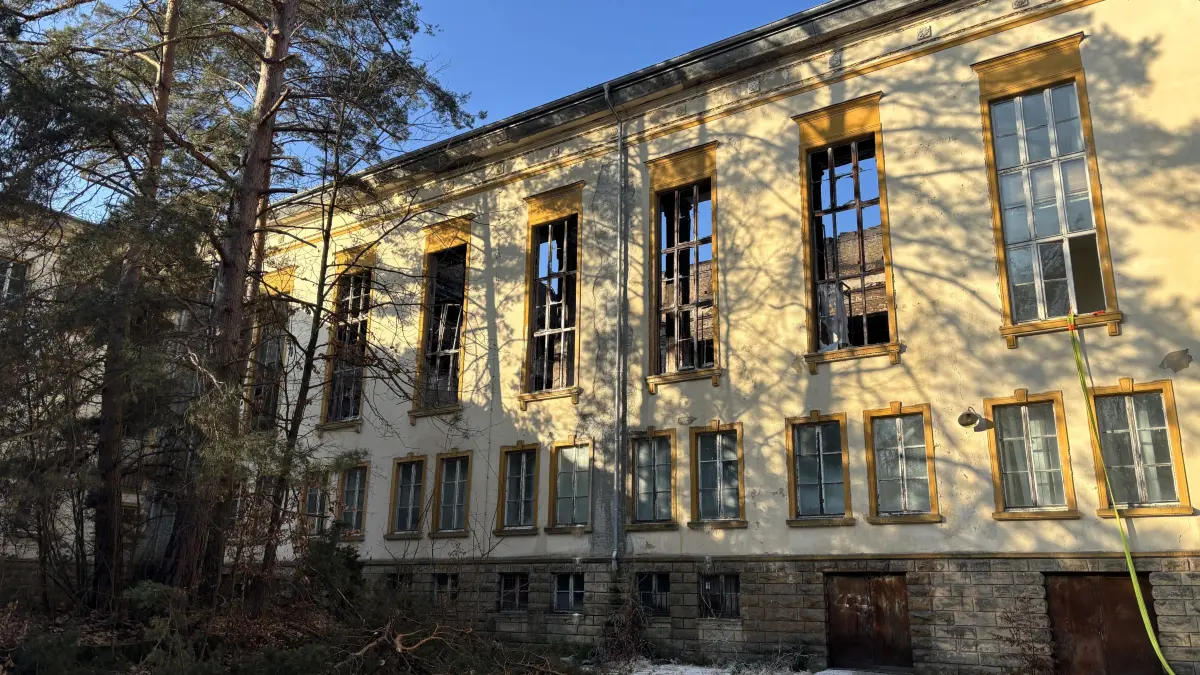 Von der Seite lässt sich das Ausmaß des Schadens am Lektionssaal erkennen. Das Dach ist eingestürzt – man kann durch die Fenster in den Himmel blicken.
