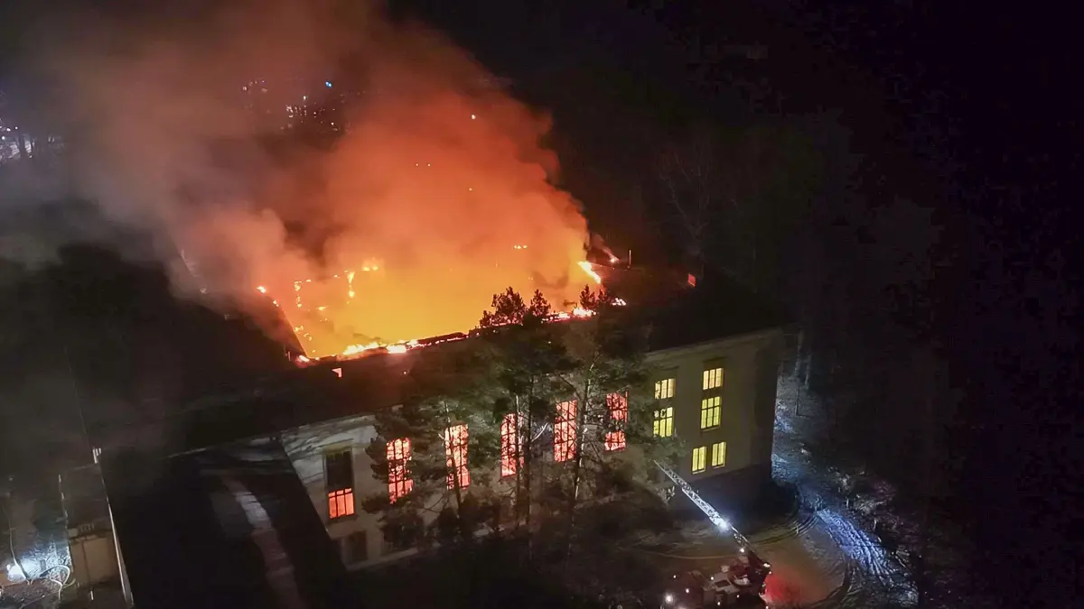 Der Dachstuhl des rund 800 Quadratmeter großen Saals stürzte in Folge des Brandes ein.