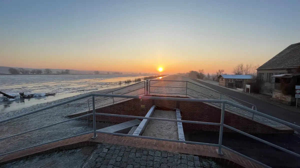 Sonnenaufgang in Zollbrücke: Die Oder ist bei minus neun Grad erstarrt. Die Deichscharte ist geschlossen.