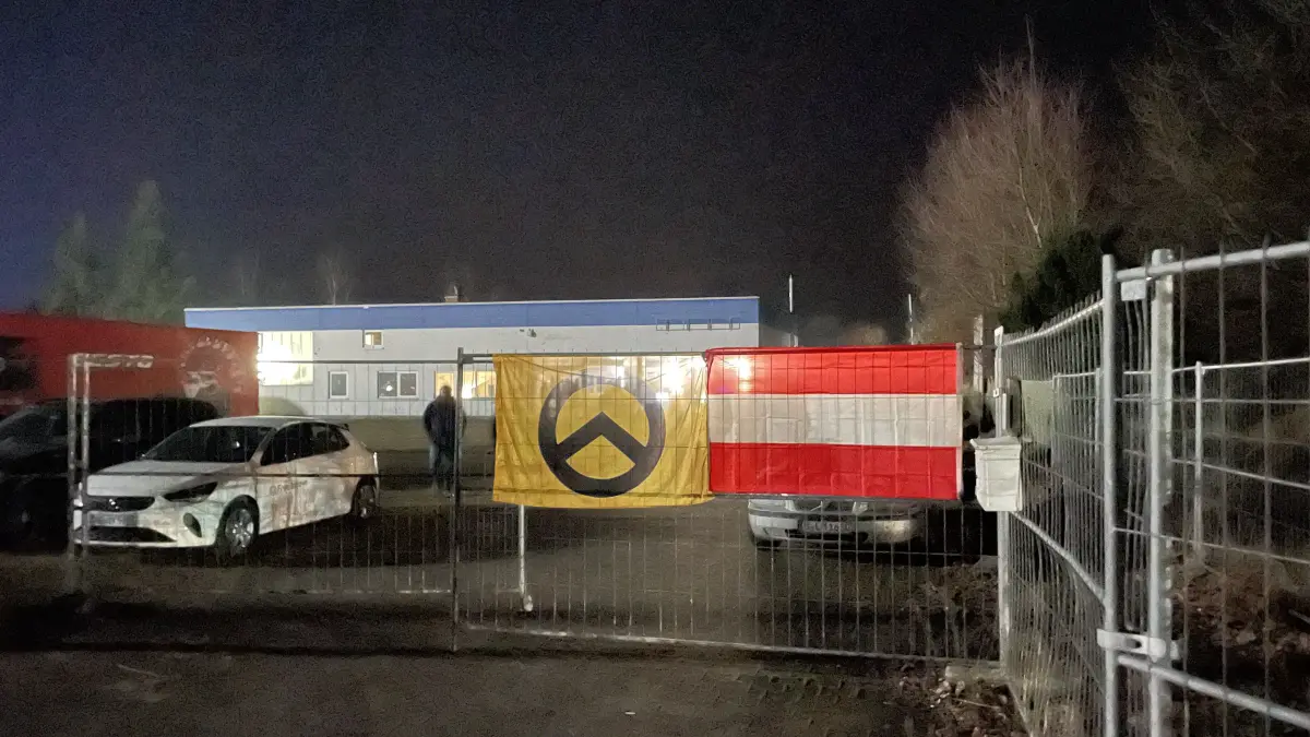 Am Eingang zur Veranstaltung befindet sich neben der österreichischen Fahne die Fahne der Identitären Bewegung.
