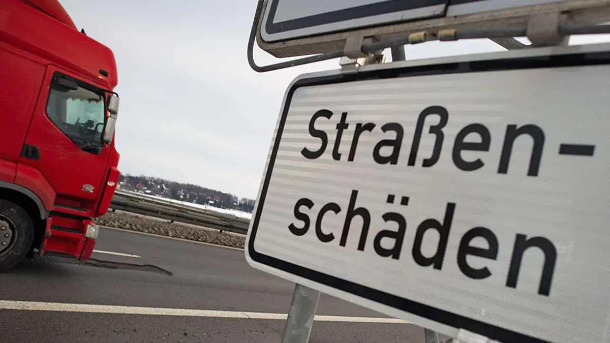 Frostschäden auf Autobahn: ARCHIV - 19.12.2010, Sachsen, Bautzen: Ein Lastkraftwagen fährt an einem großen Schlagloch auf einer Autobahn. (zu dpa: «Frostschäden bremsen Verkehr auf Autobahn 27 aus») Foto: Arno Burgi/dpa +++ dpa-Bildfunk +++