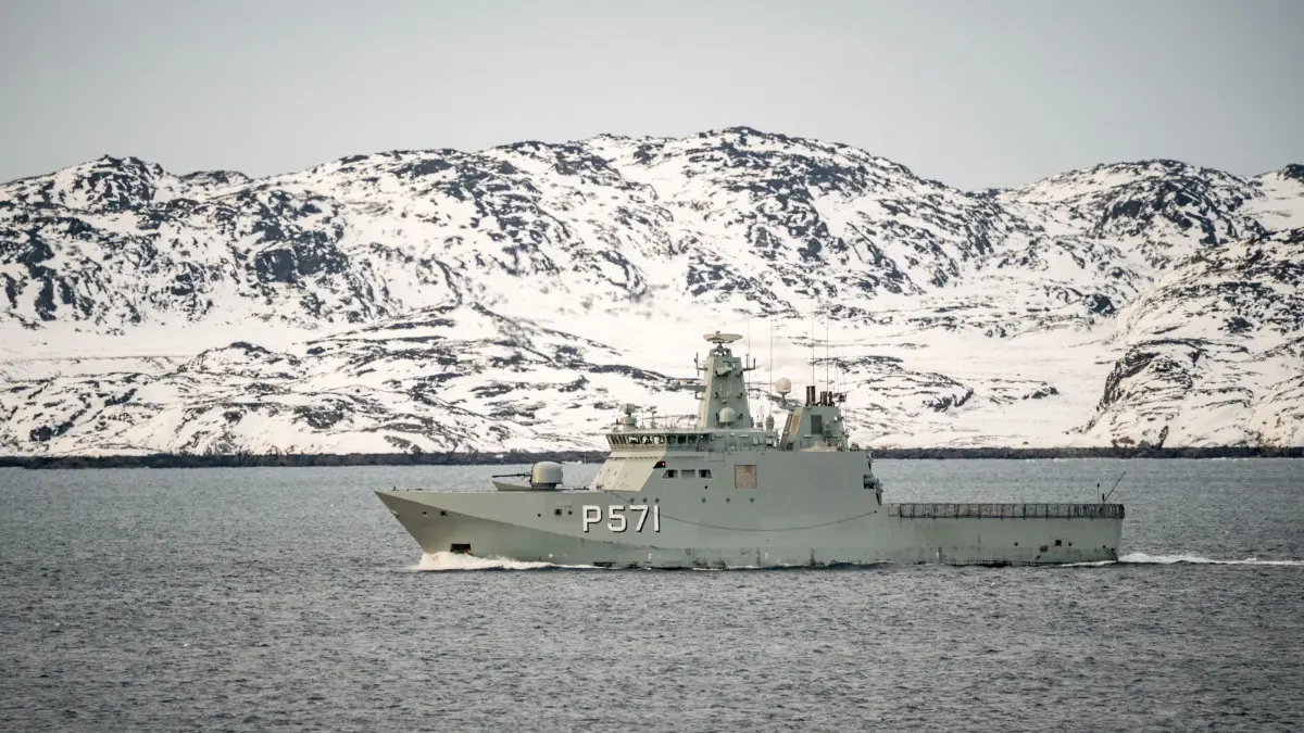 Grönland: 22.01.2026, Grönland, Nuuk: Militärschiffe patrouillieren in den Fjorden der Hauptstadt von Grönland. US-Präsident Trump hat seine Drohung, Zölle gegen Nato-Verbündete zu verhängen, die sich seinen Ambitionen zur Annexion Grönlands widersetzen, zurückgenommen. Foto: Ben Birchall/PA Wire/dpa +++ dpa-Bildfunk +++