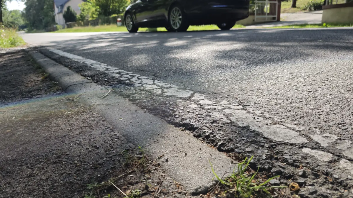Die L35 in Petersdorf, Ortsteil von Bad Saarow. Seit Jahren ist die Sanierung geplant, nun ein weiteres Mal verschoben.