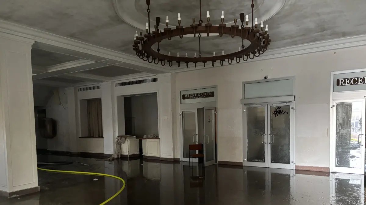 Der Eingangsbereich des "Haus Berlin". Von hier aus gelangte man über die Treppe in den großen Saal, der bei dem Brand vernichtet wurde.