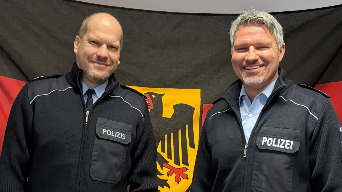 Im Dienst der Sicherheit: Jan Michalczyk (l.) wird neuer Chef der Bundespolizei-Inspektion Angermünde, hier an der Seite vom Sprecher der Inspektion, Polizeihauptkommissar Kai Ruddies. Am 27. Januar 2026 findet die offizielle Amtseinführung in Angermünde statt.