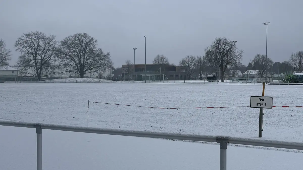 Schnee und Eis und Frost auf den Sportplätzen des SV Germania Schöneiche, Platzsperre von der Gemeinde verhängt bis 13.2.2026