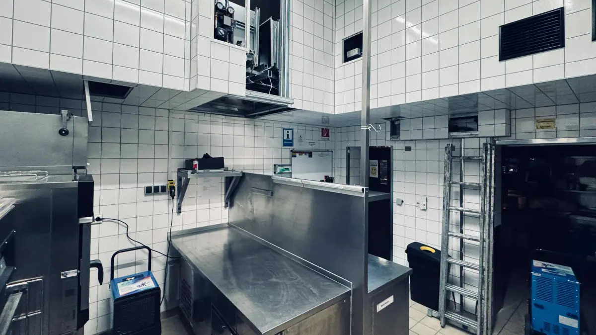 Die Küche des Steakhouses Holzfäller in Frankfurt (Oder): Aktuell sind hier Trockenbauer und Fliesenleger im Einsatz, damit das Restaurant bald wieder öffnen kann.