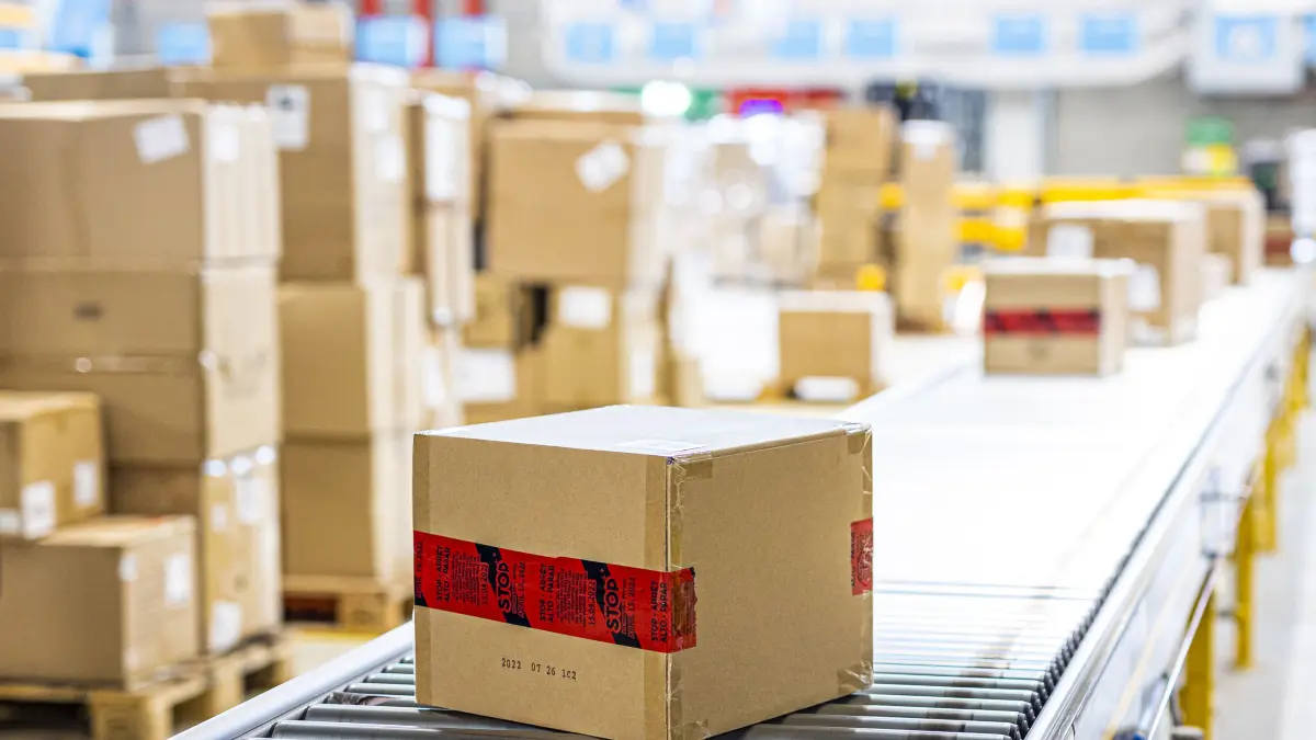 Ein Paketzusteller aus Hoppegarten soll während seiner Arbeitszeit Postsendungen geöffnet und deren Inhalt gestohlen haben. (Symbolbild)